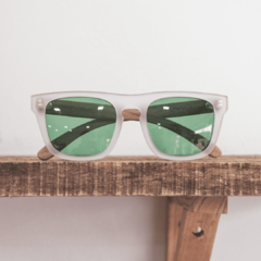 anteojos de madera (patillas) y acetato (frente) color cristal con lentes tintados color verde modelo Tulum marca Nomade vista frente