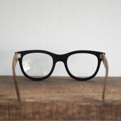 anteojos de madera (patillas) y acetato (frente) color negro con aro de acero inoxidable de forma rectangular para lentes de aumento modelo Lombok X marca Nomade (vista posterior)