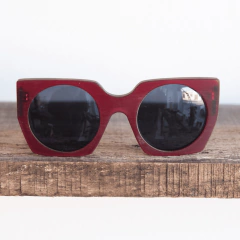 Anteojos de sol de madera (patillas) y acetato (frente) color rojo estilo oversized modelo Leblon marca Nómade vista frente