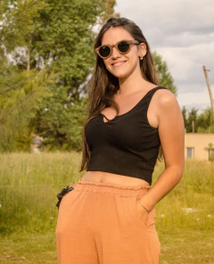 mujer con Anteojos de sol de madera redondos modelo Buenos Aires marca Nómade