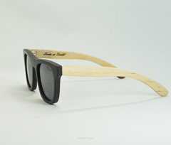 anteojos de madera (patillas) y acetato (frente) color negro de forma rectangular con lentes de sol polarizados modelo Mykonos marca Nómade (vista perfil izquierdo)