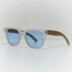 anteojos de madera (patillas) y acetato color cristal (frente) con lentes azules modelo Munich marca Nómade