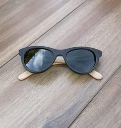anteojos de sol de madera (patillas) y acetato (frente) con lentes polarizados. Estilo cateyes marca Nomade. vista de frente