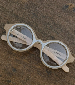 anteojos de madera (patillas) y acetato (frente) color Oro de forma redondeada para colocar lentes de aumento modelo Sondrio marca Nómade