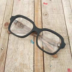 anteojos de madera (patillas) y acetato (frente) color negro de forma cuadrada tamaño grande para colocar lentes de aumento modelo Capri marca Nomade vista de frente inclinado