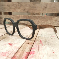 anteojos de madera (patillas) y acetato (frente) color negro de forma cuadrada tamaño grande para colocar lentes de aumento modelo Capri marca Nomade vista lado izquierdo inclinado 