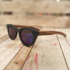 anteojos de sol de madera (patillas) y acetato negro (frente) con lentes polarizados marca  Nómade.