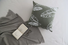 Almohadon Verde Hojas Strelitzias Blanco