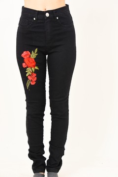 Jean negro con bordado flor YAK/270 art 110061 Jean negro con bordado flor YAK/270 art 110061