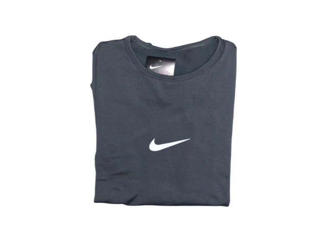 Remera térmica Nike gris en Camisetas