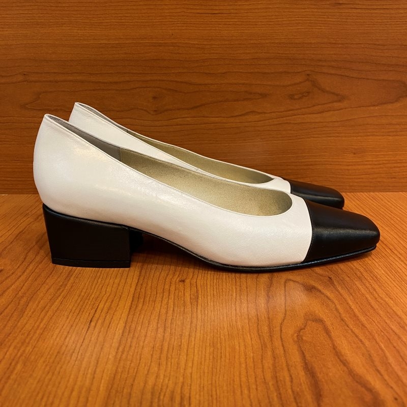 ZAPATO TACO BAJO CON RECORTE EN PUNTA (RO354-0N)