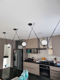 Luminária Pendente Moderno Mini Colar Preto Globo Leitoso Ø15 para Balcão de Cozinha e Sala de Jantar. na internet
