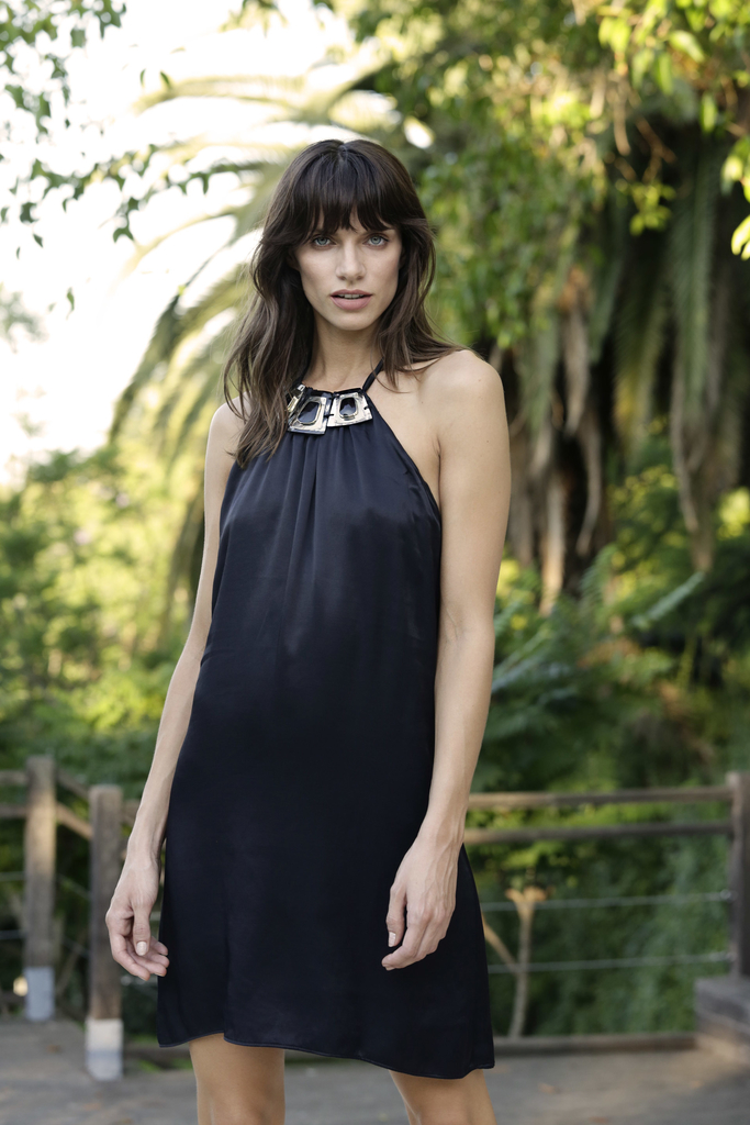 Vestido Corto Cuello Alto Con Accesorio De Asta y Alpaca Y Espalda Baja Vestido Corto Cuello Alto Con Accesorio De Asta y Alpaca Y Espalda Baja