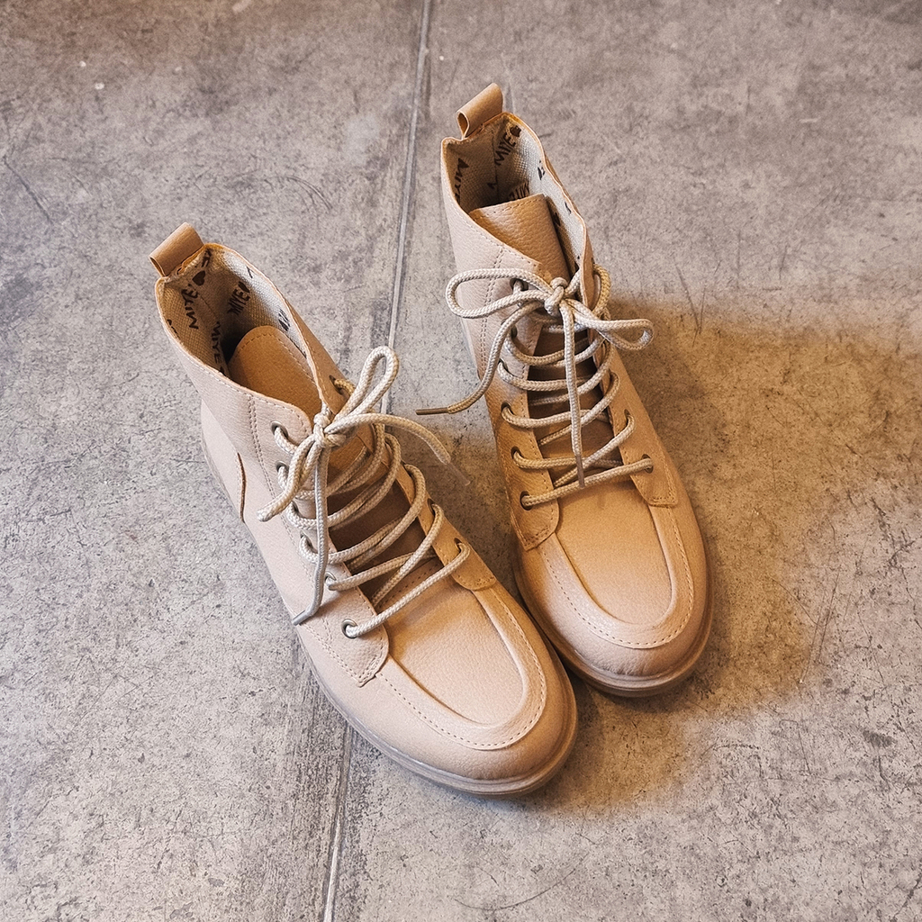 Borcegos de Simil cuero con cordones