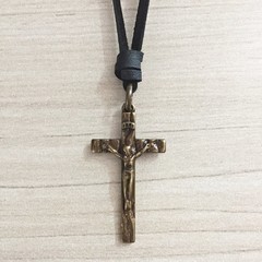 Colar Masculino Couro Crucifixo (1 unidade) - comprar online