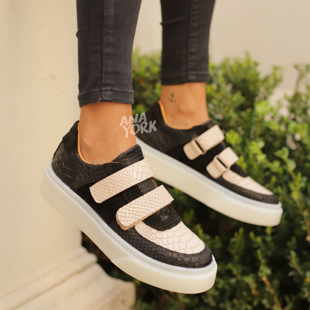 Zapatilla de cuero combinado con 2 abrojos y base de goma