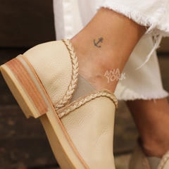 Imagen de Zapato bajo de cuero con elasticos y detalle trenza