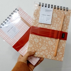 Cuaderno con elástico y lápiz