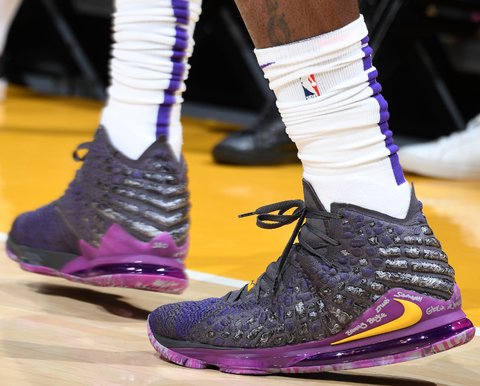 tenis lebron james dourado