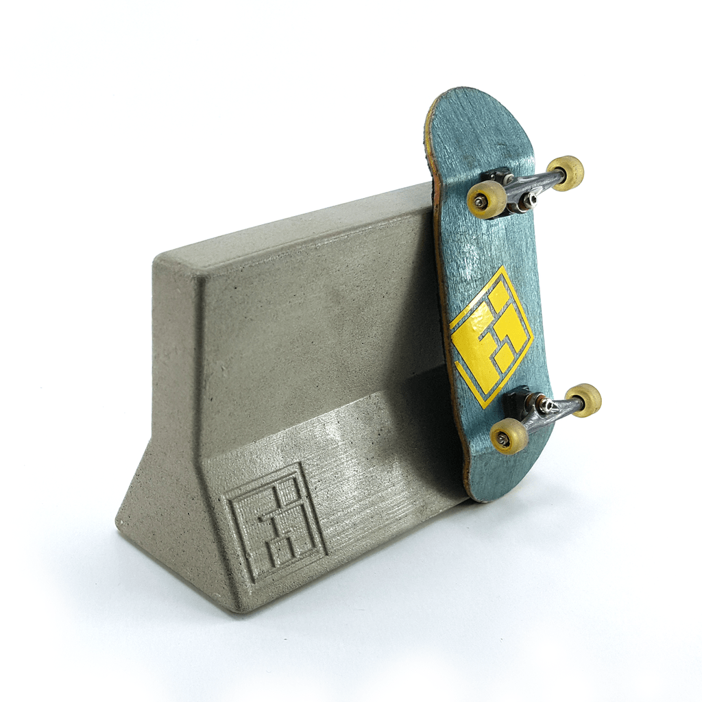 Véhicules miniatures gris Dinky en plastique