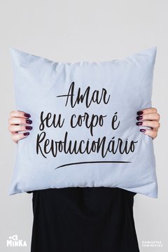 Capa de Almofada Amar seu corpo é Revolucionário - MinKa Camisetas Feministas