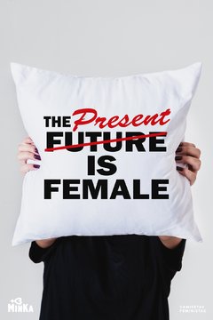 Capa de Almofada The Present is Female - MinKa Camisetas Feministas
