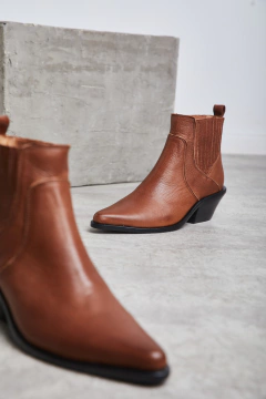 BOTA JAMES SUELA