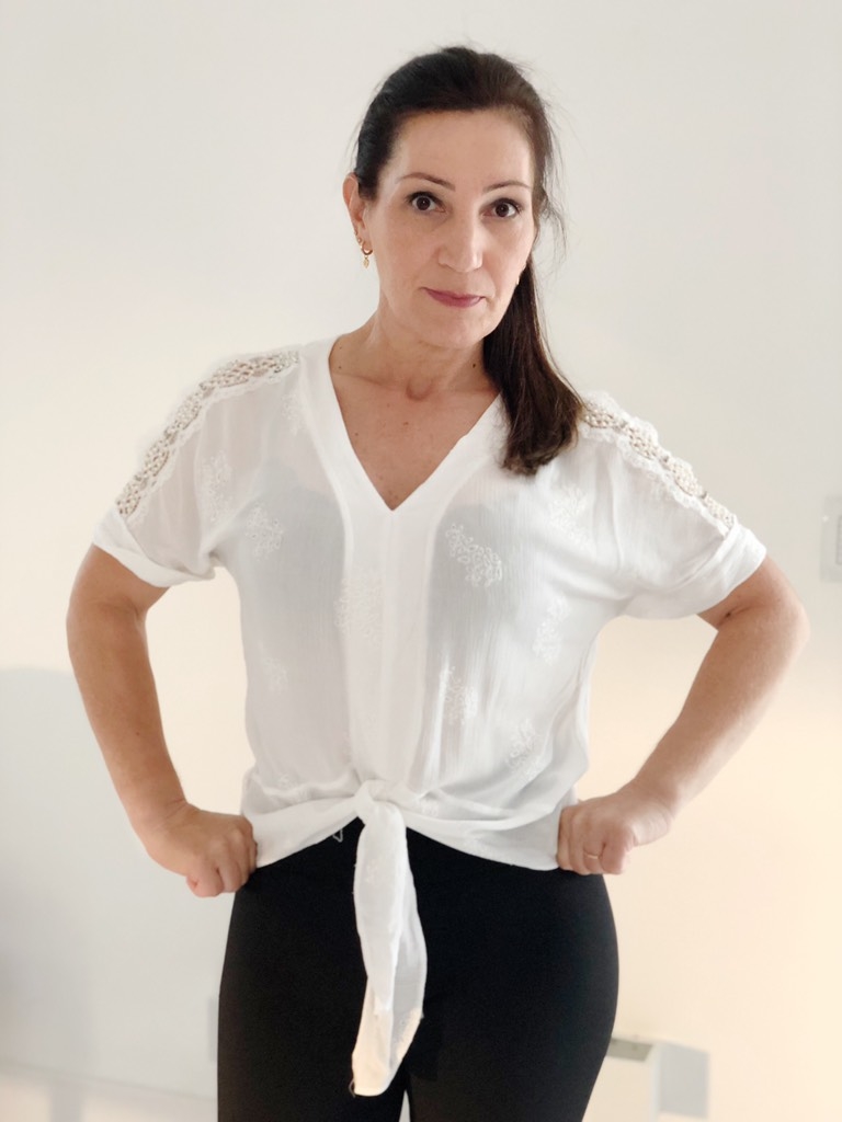 Blusa Feminina Branca Com Amarração Frente e Detalhe de Renda e Pér