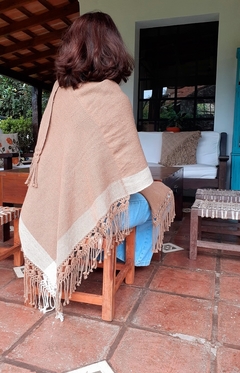 Pre venta Ruana de lana de oveja color camel tejida en telar con guarda en internet