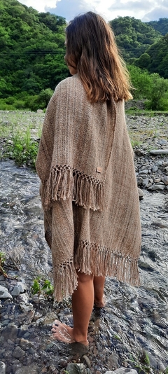 Ruana de lana de llama tejida en telar color tabaco claro en internet