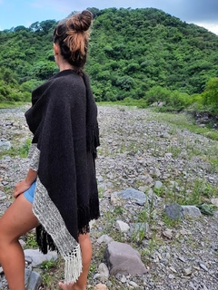 Ruana de lana de llama tejida en telar color negro con guarda natural - comprar online