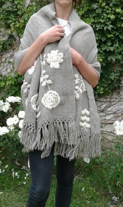 Manta Rosas gris bordada en tonos neutros - tienda online