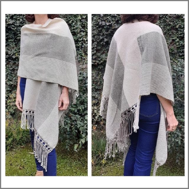 Pre venta Ruana de lana de llama color gris y natural con rayas tejida ...