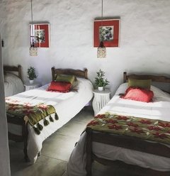 Pie de cama de picote bordado a mano con flores tonos neutros en internet