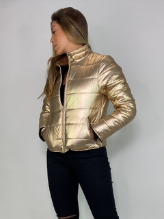 jaqueta puffer dourada