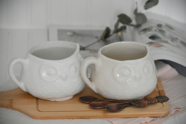 Brocca e tazza in ceramica fatte a mano a forma libera