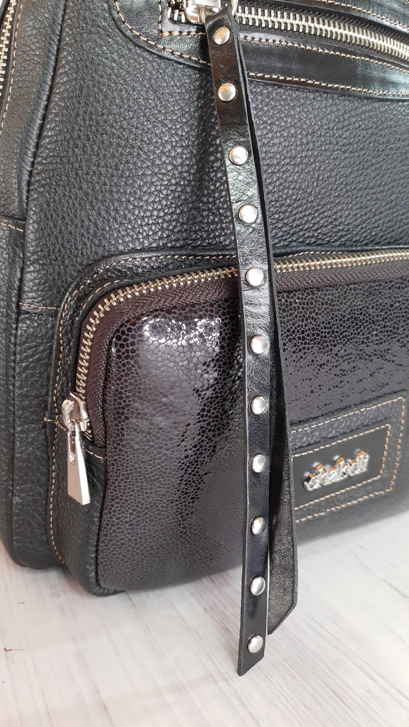 mochila cuero tachas