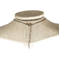 detalhe do fecho colar semijoia do signo Libra com pedra amazonita bege em prata envelhecida