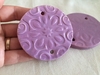 Medallón cerámica lila (6 cm)