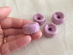 Cuenta de cerámica lila (2 cm)
