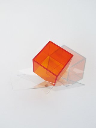 Leo Ocello. Iceberg naranja, 15 x 10 x 10 cm.
