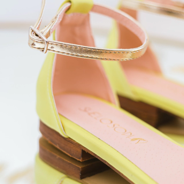 Sandalias bajas color lima con detalles dorados.