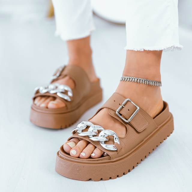 Sandalias color suela de eco cuero con cadena plateada.