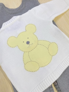 Conjunto cinza e branco urso sentado amarelinho - Baby Fio Tricot Infantil