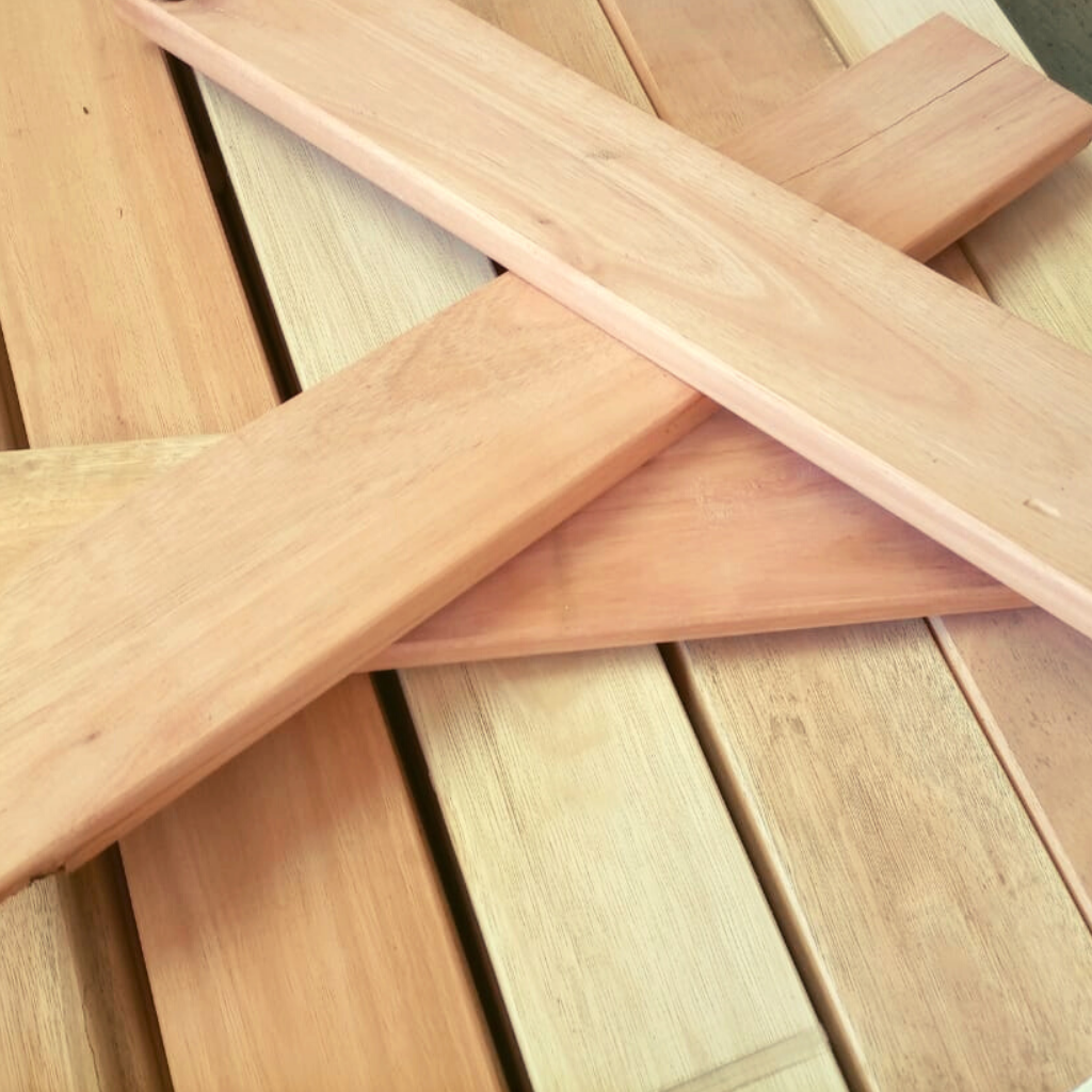 Tabla para Deck 1"x4" Eucaliptus cepillada sin nudos ( por tabla)