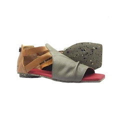 Sandália em couro lumi sálvia e argila, com sola de borrachas recicladas. Ref.: 014.1102 - comprar online