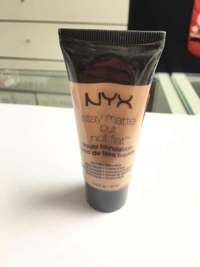 Base de maquillaje nyx. Tono natural. Stay matte but not flat. ORIGINAL Base de maquillaje nyx. Tono natural. Stay matte but not flat. ORIGINAL