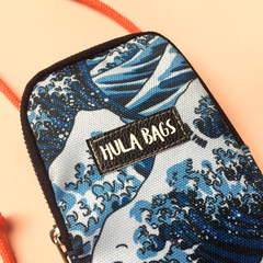 Portacelular estampa Kanagawa marca Hula Bags
