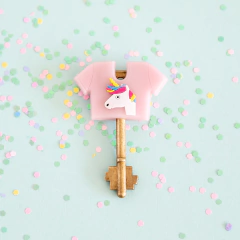 Camiseta llave unicornio rosa