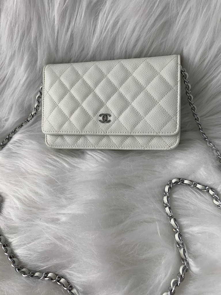 white chanel caviar bolsa